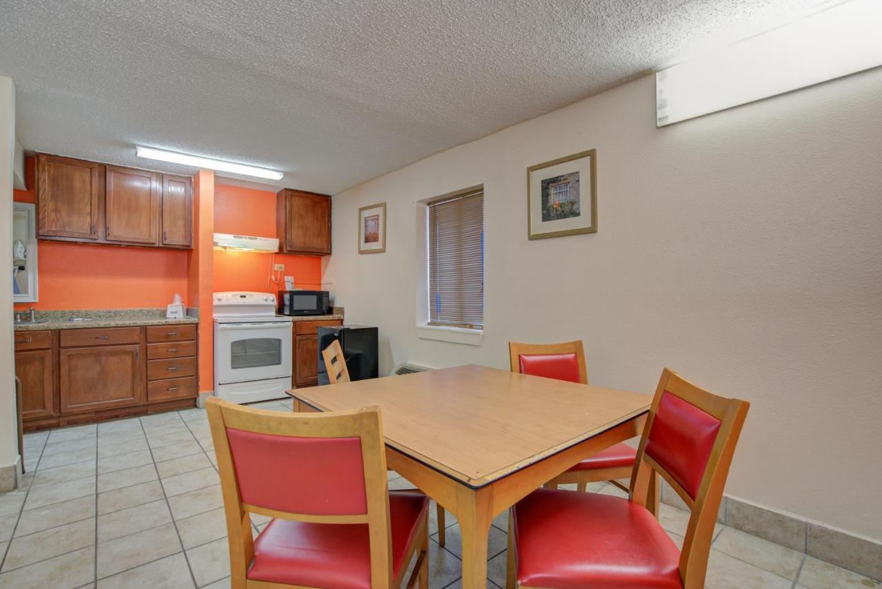 Americas Best Value Inn Laredo Zewnętrze zdjęcie