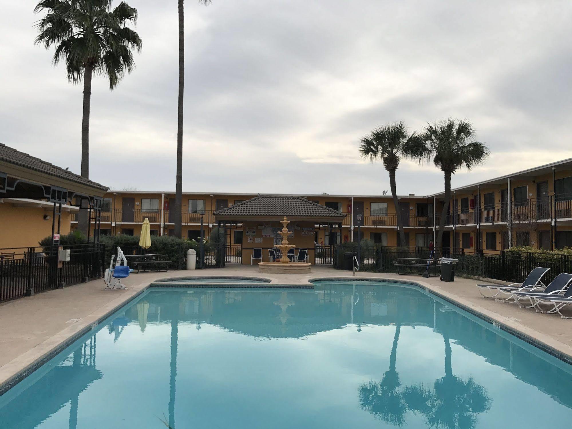 Americas Best Value Inn Laredo Zewnętrze zdjęcie